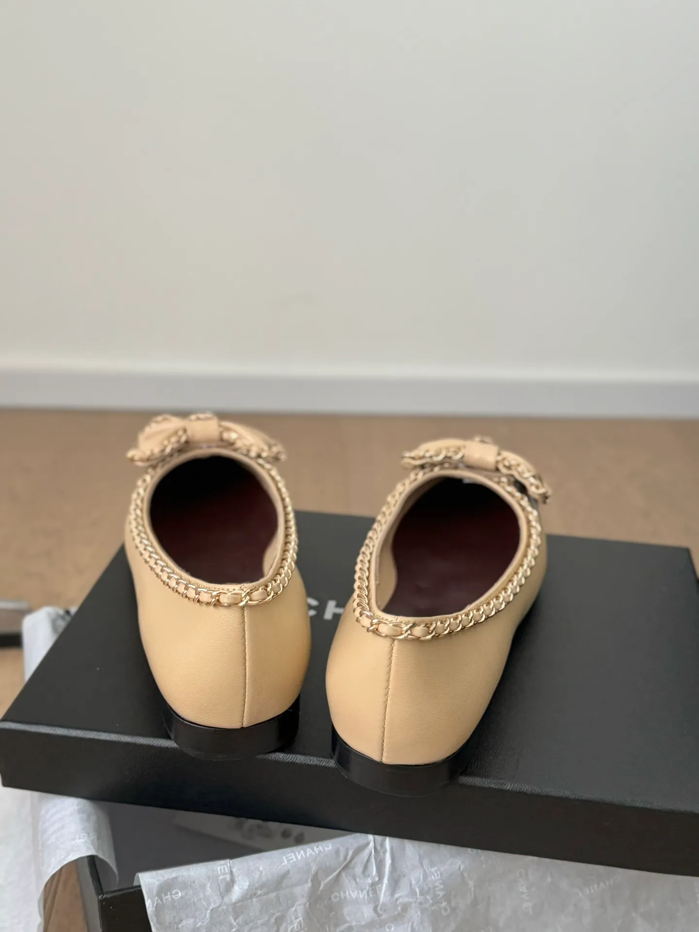 👟👟Ex-factory price 580👟👟 Purchasing agent Chanel Xiaoxiang 24A new chain double C thick heel shoes! 1:1 replica of the original. A classic among classics. It is perfect whether paired with trousers or skirts. The small round head design is very good at modifying the shape of the feet. A must-have for little fairies! The upper is made of imported lambskin, the lining is top-grade mixed sheepskin, and the outsole is imported Italian cowhide. Heel height: 2.5cm. Size: 35-39 (40/41/42/43 customized)